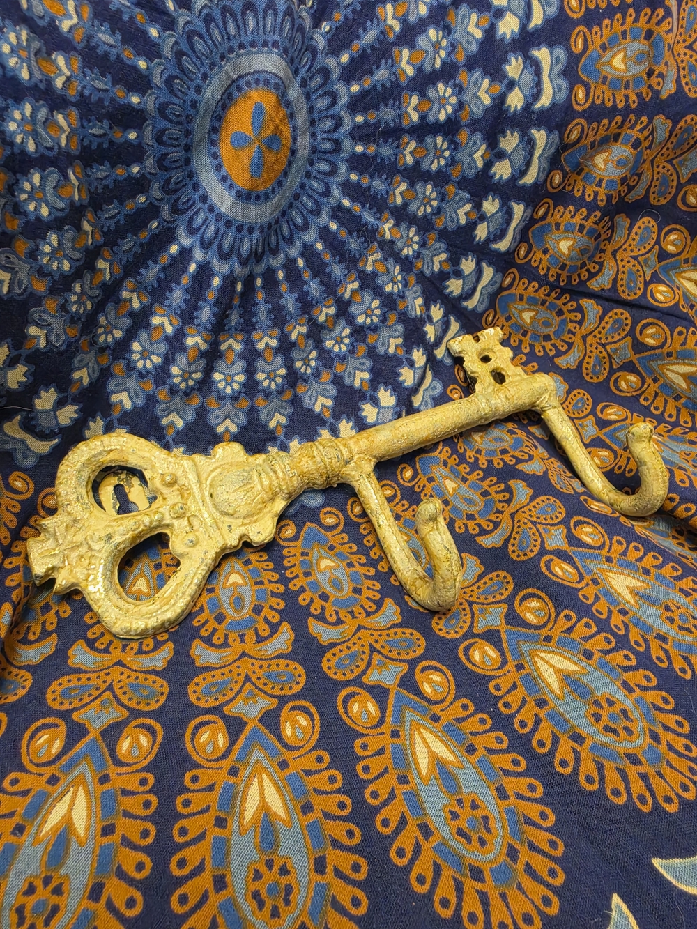 Gold Ornate Key-Shaped Wall Hook Rack - Decorative Home Wall Decor